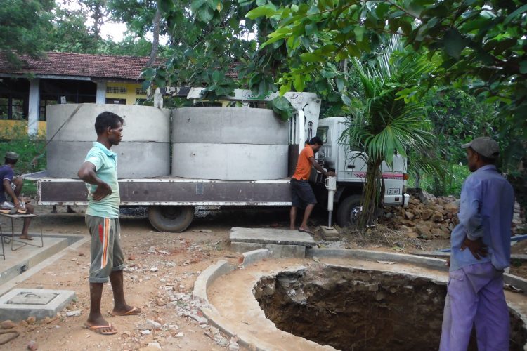 Een betonnen waterpunt in aanbouw in Sri Lanka.