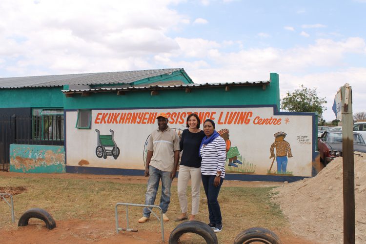 Medewerker Projecten Anke Makaske bezoekt Ekukhanyeni met rechts naast haar Nomsa Ntuli.