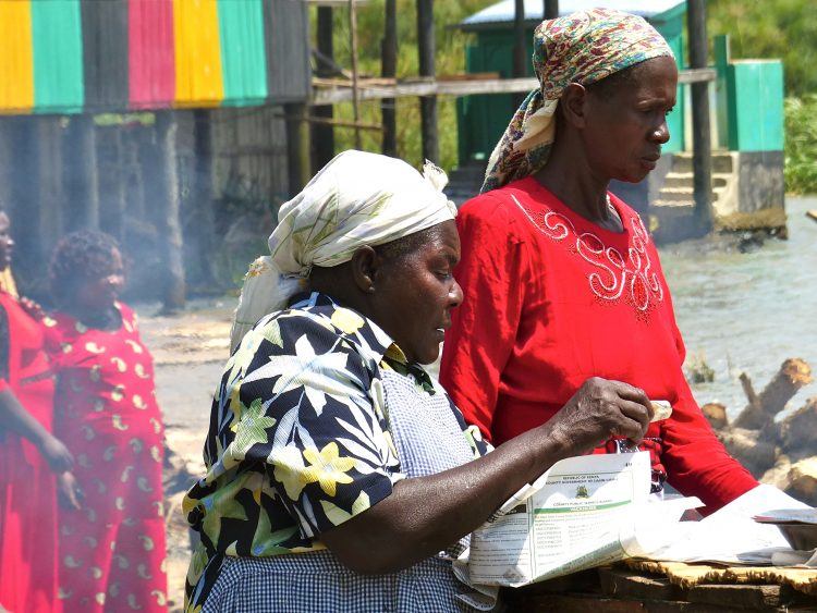 Twee vrouwen werken op een markt in Kenia.