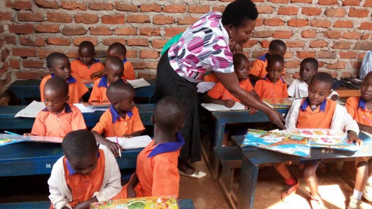 Kinderen krijgen les in Oeganda