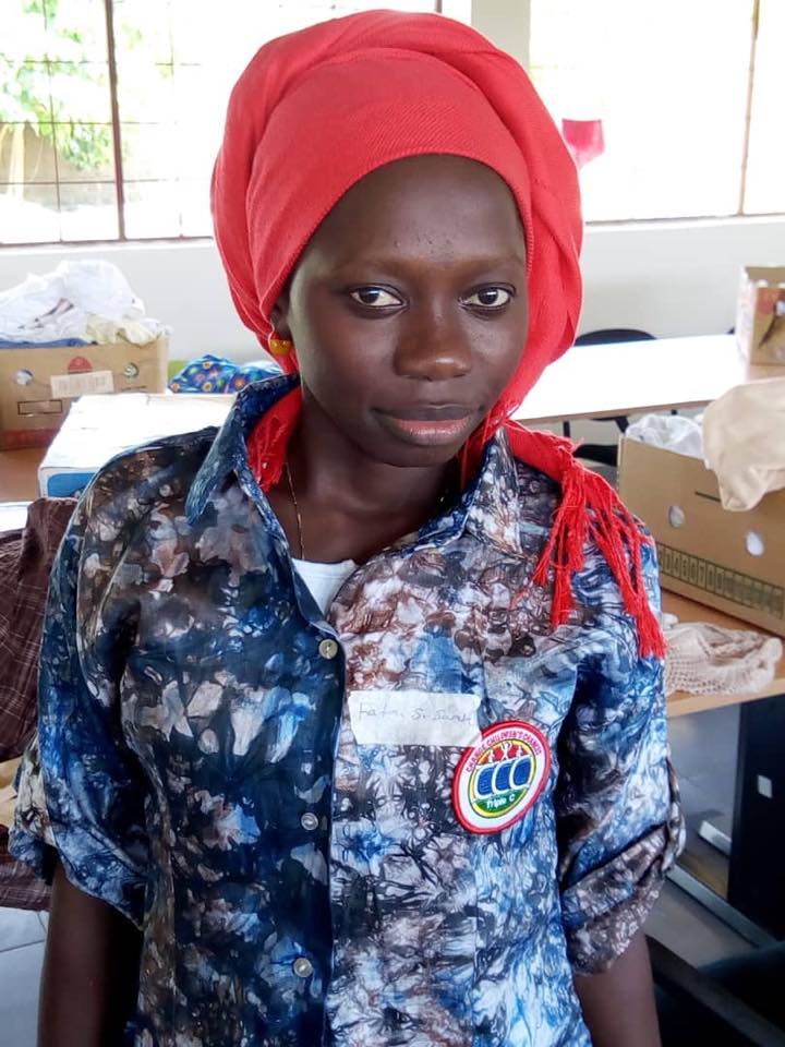 Een vrouw met een rode hoofddoek in Gambia.