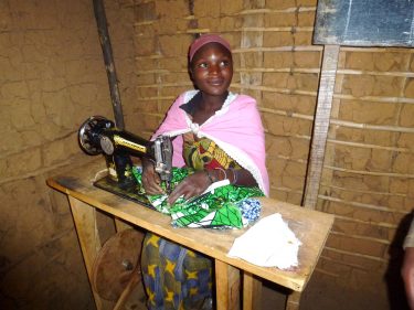 Jonge tienermoeders maken kleding in Congo