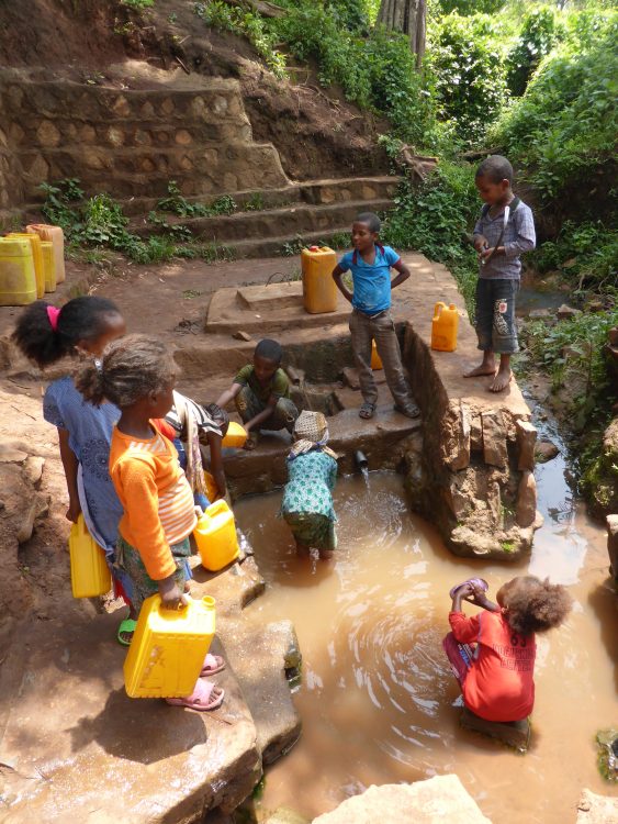Kinderen halen vies water op met een jerrycan.