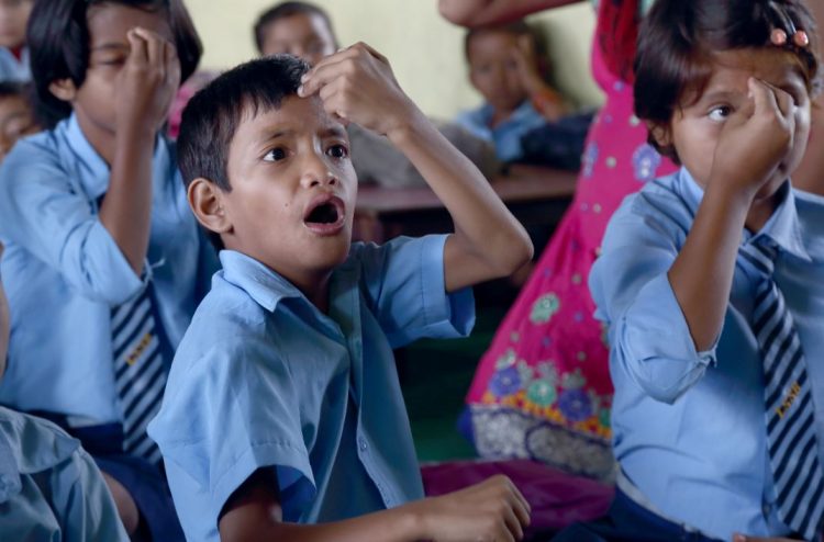 Kinderen krijgen les op een dovenschool in Nepal.