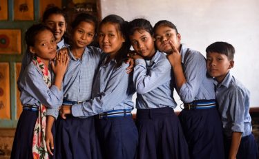 Leerlingen van het de Maya Universe Academy in Tanahun, Nepal poseren.