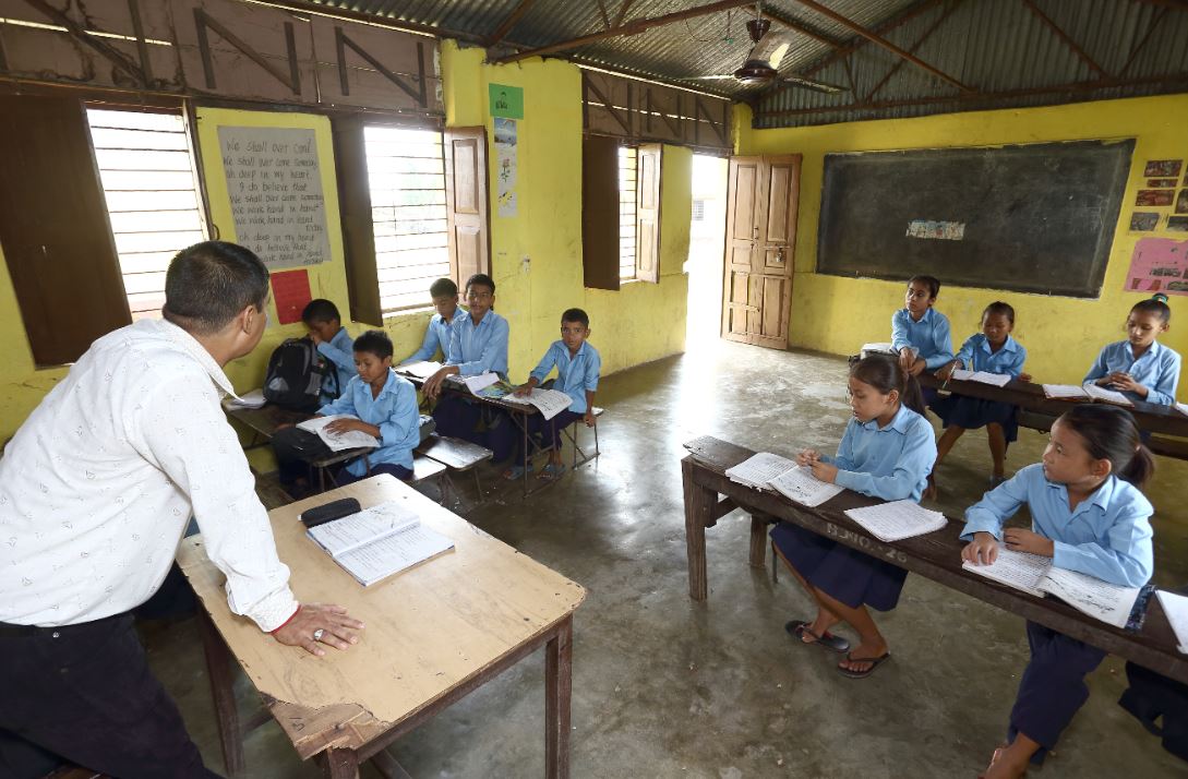 Een kleine klas met kinderen op een dovenschool in Nepal.