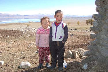 Kleine kinderen in het dorpje Dayan, Mongolië.