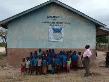 Een schoolklas voor hun schooltje in Kenia.
