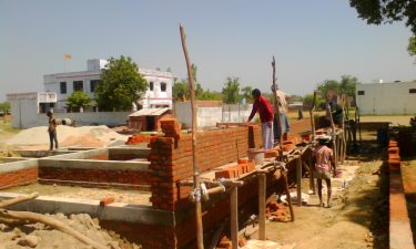 De nieuwe school in Belsar in aanbouw.