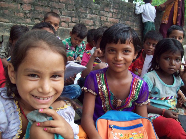 Twee leerlingen van de school in Belsar, India.