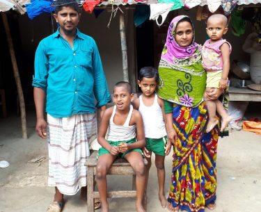 Ouders met hun gezin in Bangladesh.