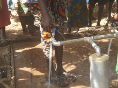 Drinkwater stroomt uit twee kranen in vier dorpen in Gambia.