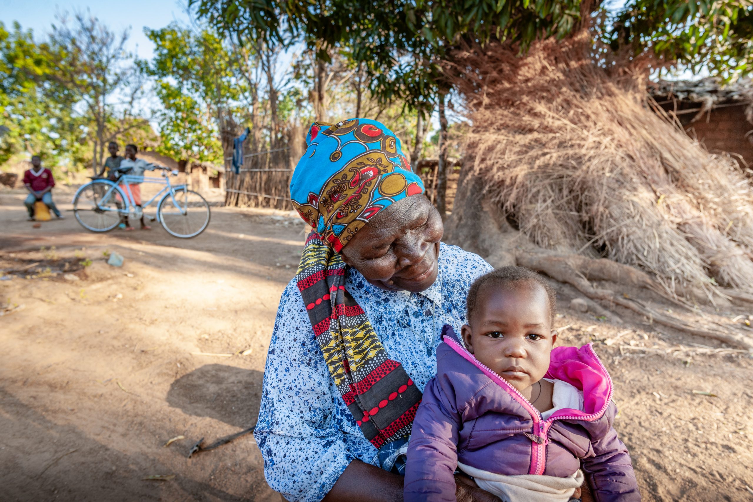 Zuster Josefa uit Malawi met een baby op haar schoot.
