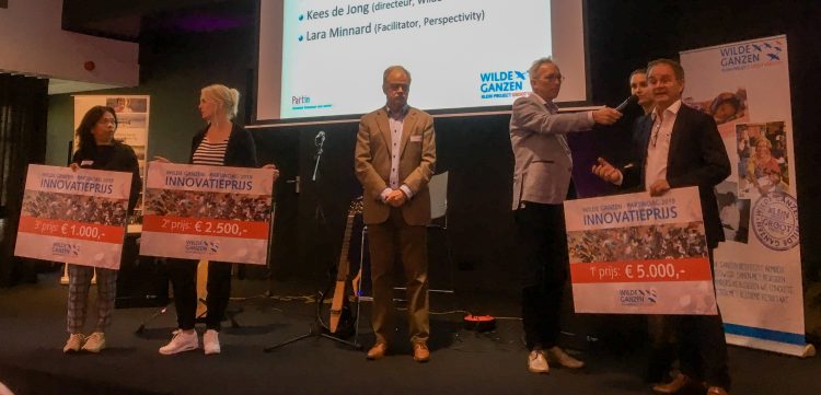 Drie prijswinners van de innovatiewedstrijd krijgen hun prijzen uitgereikt door Kees de Jong.