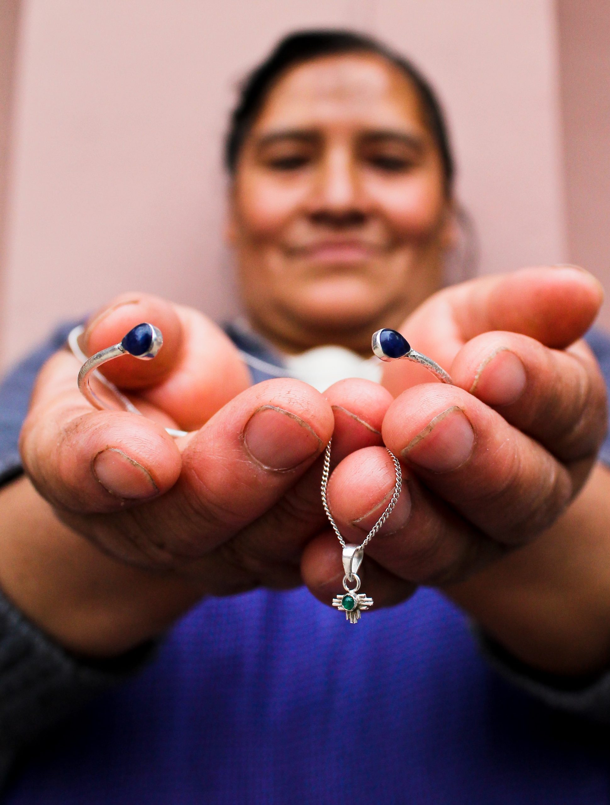 Een vrouw uit Peru toont haar sieraden
