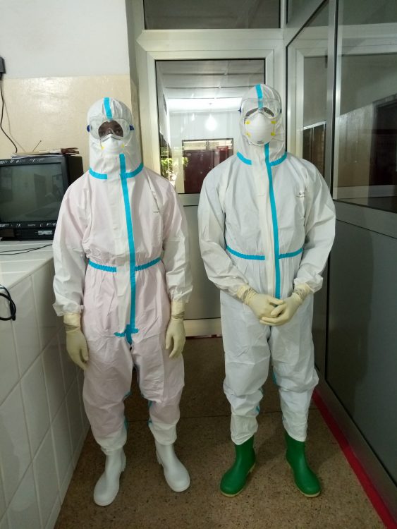 2 ziekenhuismedewerkers in beschermende kleding.