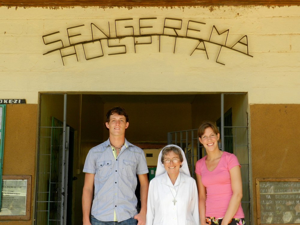 Niek Versteegde bij de ingang van het Sengerema ziekenhuis in Tanzania