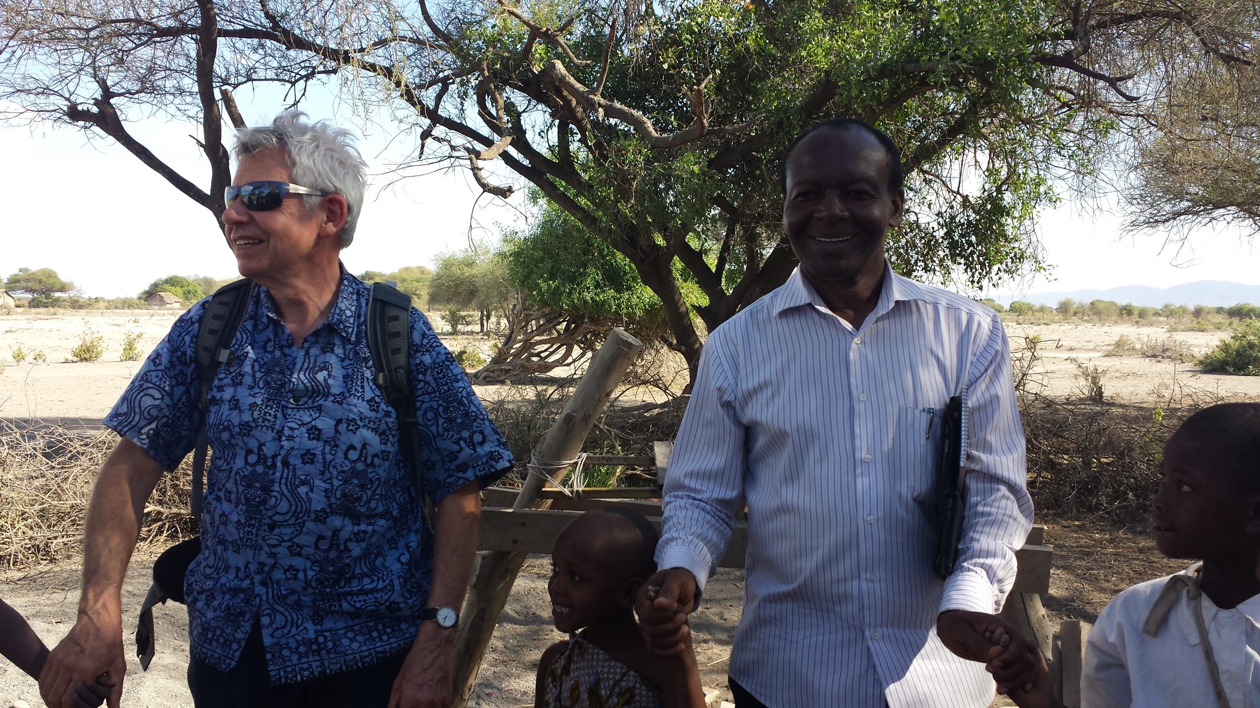 Hans van Luijk met Norbert Mchomvu zetten zich in voor duurzame voedselzekerheid.