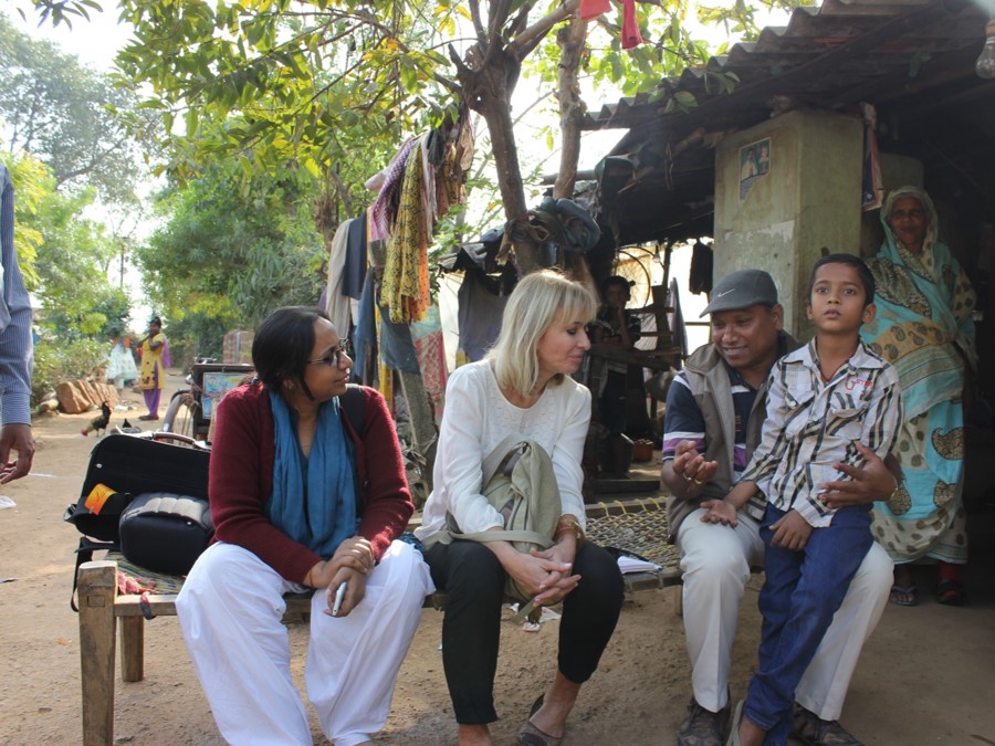 Johanne van Dijk zit op een bankje met een gezin.
