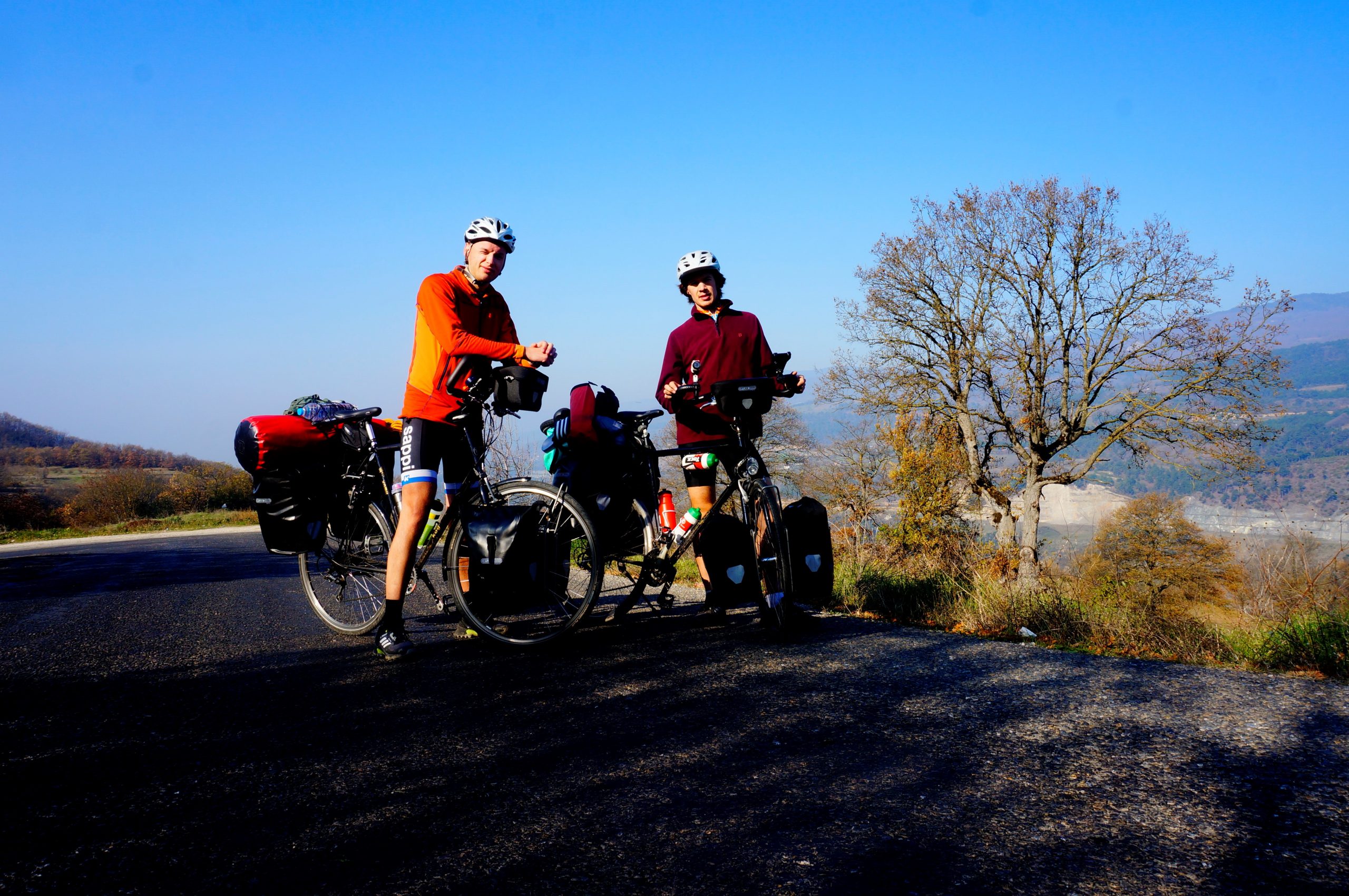 Sam Gijbels en Max Luijten fietsen met hun actie ‘Biking for the Barrios’ van Maastricht naar Hong Kong.