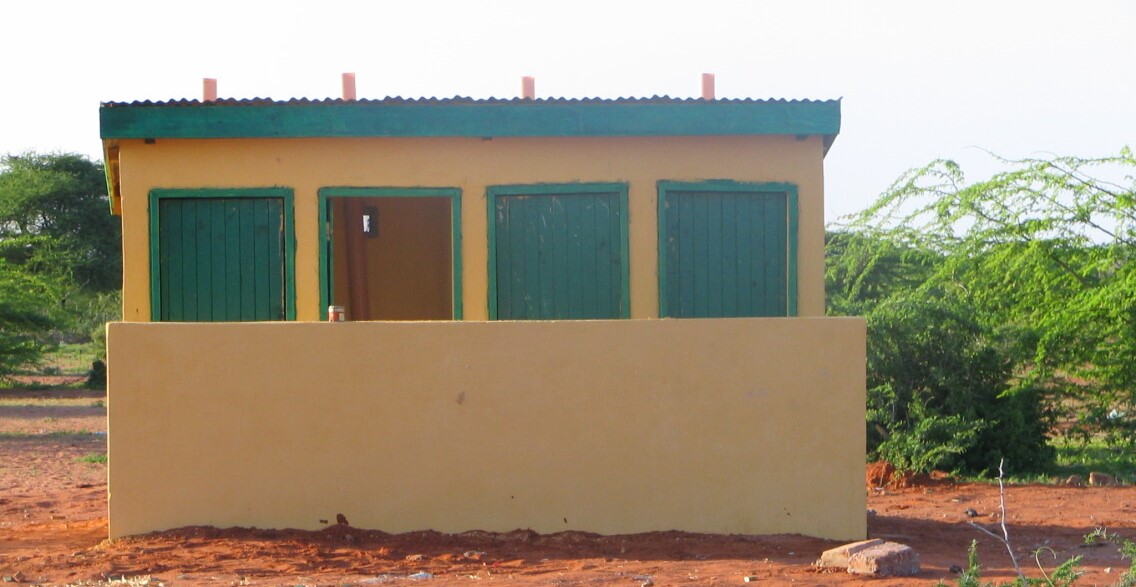 Toiletgebouw in afgelegen gebied in Kenia