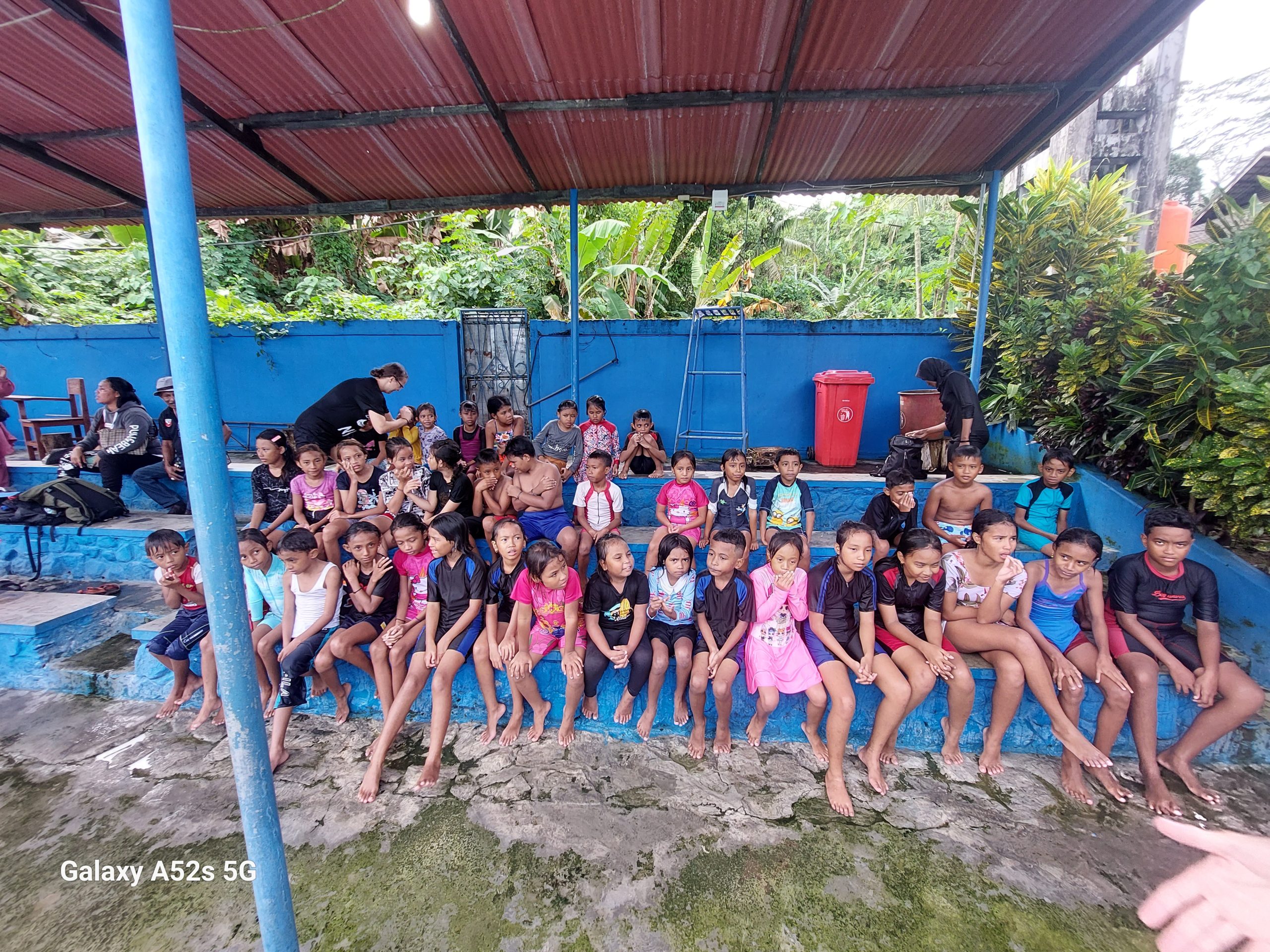 Kinderen in Indonesië bij zwemles