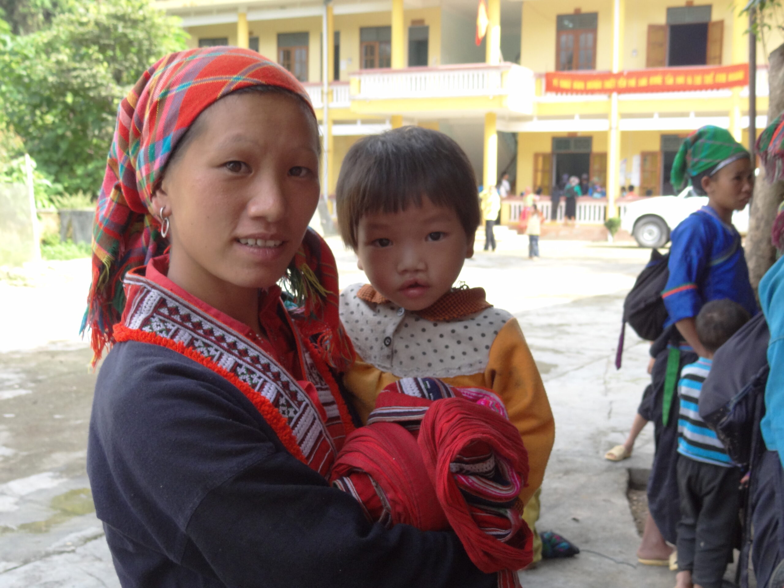 Een jongetje met een hazelip met zijn moeder in Vietnam.