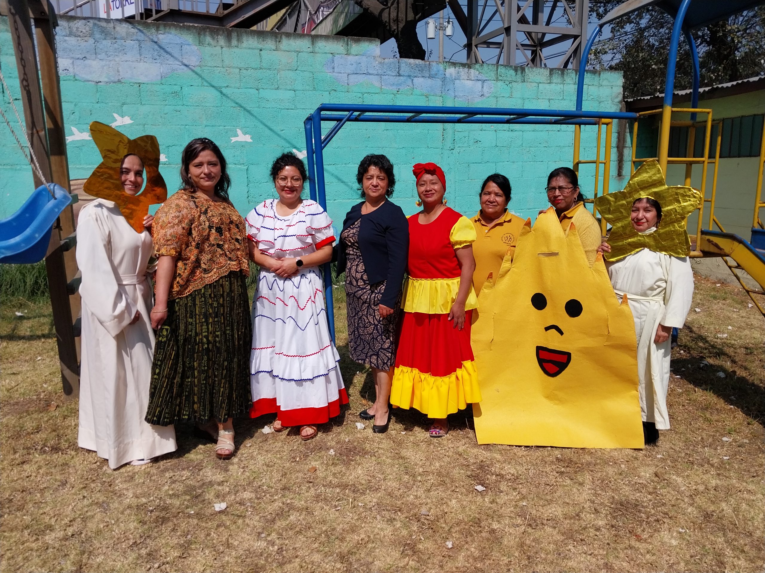 Vrouwen verkleed voor een educatief programma voor kinderen in Guatamala
