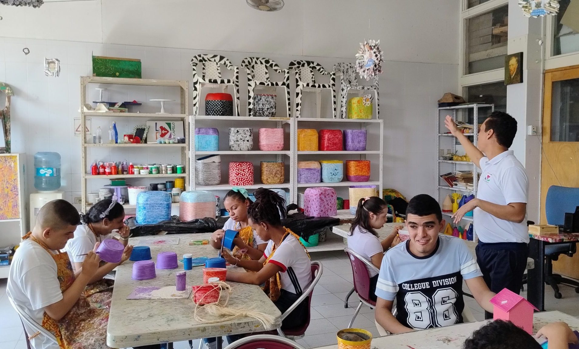 Jongeren met een beperking in Colombia bij een schilderwerkplaats