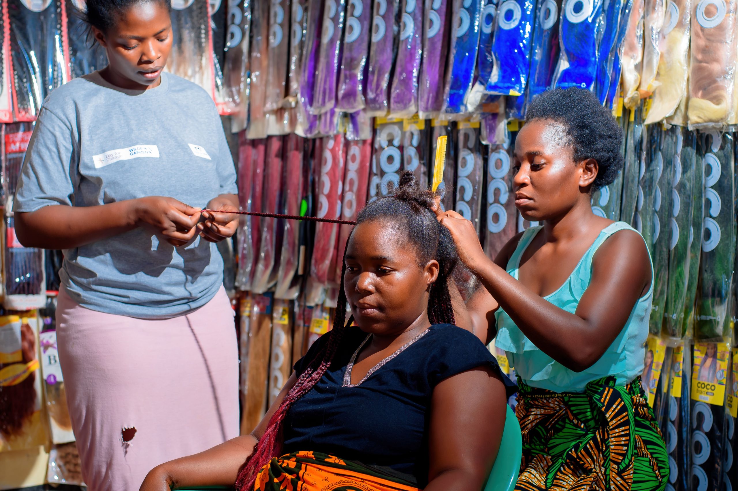 Vrouwen in Malawi vlechten haar in