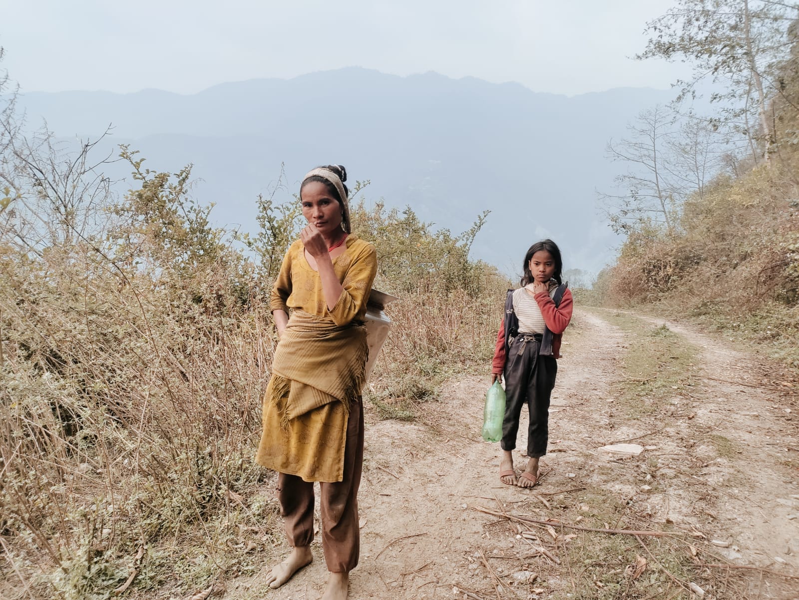Vrouw en kind halen water in Nepal