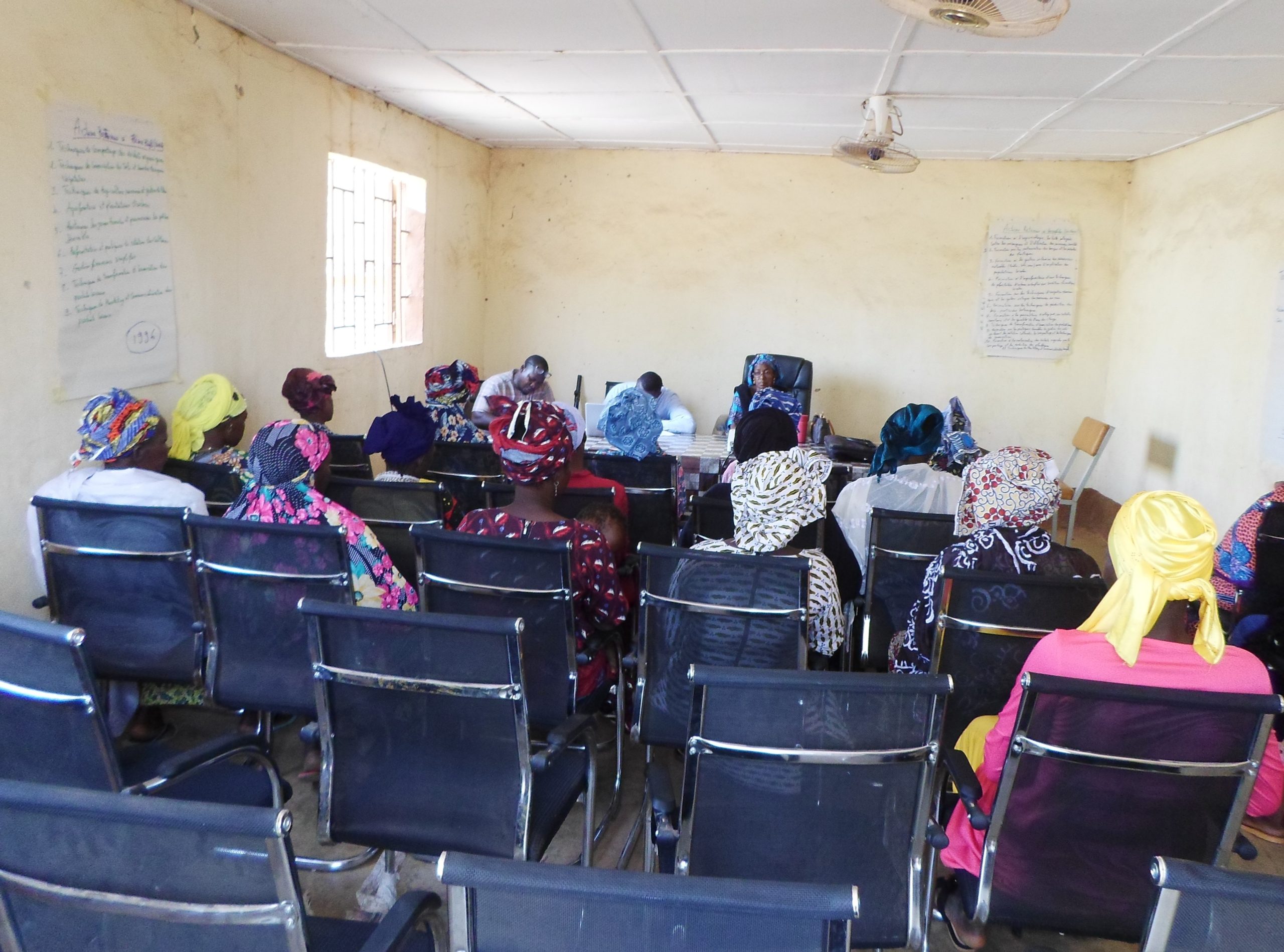 Mensen in Mali ontvangen training over vrouwenbesnijdenis.